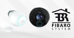 banner z termostatem i intercomem marki fibaro na szarym tle